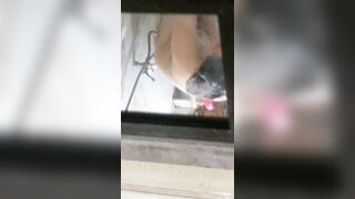 Quay lén gái 1 con tắm