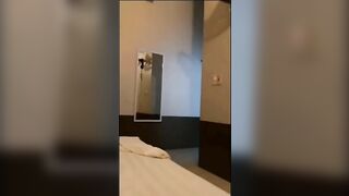 Vợ dẫn trai lạ về phòng đụ nhau