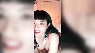 Gái xinh lỗ đầu vú trên live hàng ngon dâm đãng