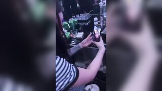 Quay lén mấy em nhân viên quán hát vú to xăm trổ