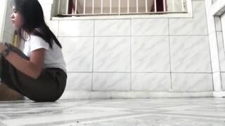 2 BÉ HS ĐỊT NHAU NGOÀI BAN CÔNG CỦA TRƯỜNG - phần 16