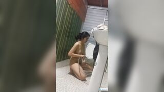 Quay lén em hàng xóm cực xinh đi tắm,công nhận mấy chị e nhà này múp thật p2