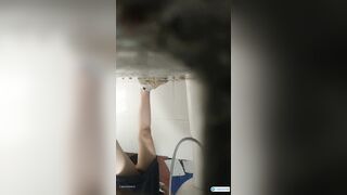 Quay lén em họ có cái bím rậm rạp vừa đi đái xog ngồi rửa lồn