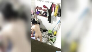Quay lén em họ mới lớn tuổi mọc lông đi tắm rửa lồn