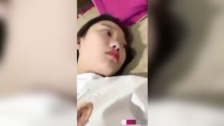 E họ xinh chán nản nằm im cho thằng a trai khốn nạn lột đồ khỏa thân quay vid móc lồn