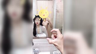 Địt em teen loli mình dây cosplay cực xinh trước gương trong nhà tắm