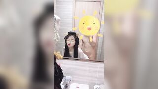 Địt em teen loli mình dây cosplay cực xinh trước gương trong nhà tắm