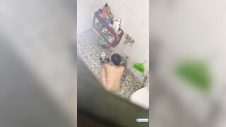 Trèo tường quay lén c dâu vú bự đi tắm