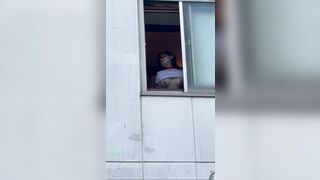 Thanh niên đứng giữa sân sóc lọ và nhìn crush bị thằng khác địt