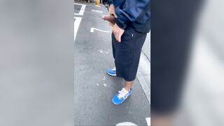 Thanh niên đứng giữa sân sóc lọ và nhìn crush bị thằng khác địt