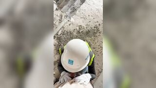 Tụt quần ngay tại công trường bắt em bú