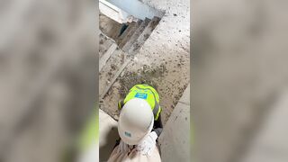 Tụt quần ngay tại công trường bắt em bú