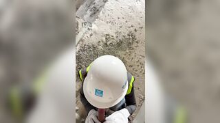Tụt quần ngay tại công trường bắt em bú