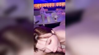 Được em gái dễ thương bú cu trong quán karaoke