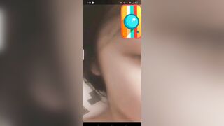"Hoi muộn rùi mai em còn đi học nữa mà ngoan đi nha"
