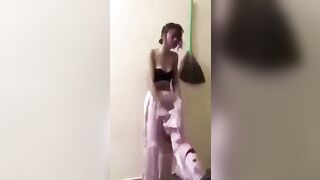Đánh ghen bà vợ bắt nhân tình nhỏ của chồng cởi truồng nói chuyện
