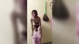 Đánh ghen bà vợ bắt nhân tình nhỏ của chồng cởi truồng nói chuyện