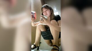 QUAY NÉN , ĐI ĐÁI , TRONG WC NHÀ TRƯỜNG