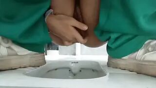 HS LOVE 10 , NÉN VÀO WC THỦ DÂM