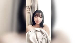 Cô gái teen dễ thương ngây thơ Nhật Bản show thủ dâm