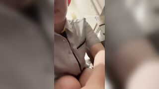 Một nữ nhân viên McDonald's tự thỏa mãn dục vọng trong nhà vệ sinh