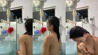 Cô gái Singapore selfie trong phòng tắm và rò rỉ hậu chia tay