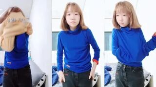 Em gái 18 tuổi cởi đồ khoe dáng