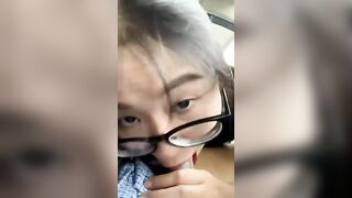 Tuột quần bắt bạn thân kính cận bú cu trên xe