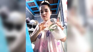 Chị mb xinh không mặc quần khoe mông to ra trắng trên live