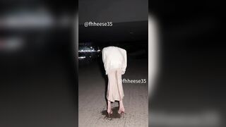 Public chảy nước lồn ngoài đường khi bị nhét máy rung