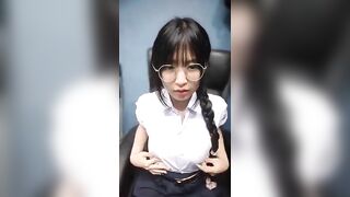 Sinh viên đeo kính cận vú to móc lồn dâm đãng kích thích