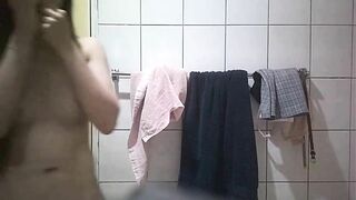 (Hack cam, quay lén) Em gái hàng xóm dáng ngon tắm