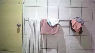 (Hack cam, quay lén) Em gái hàng xóm dáng ngon tắm
