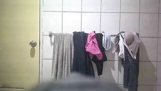 (Hack cam, quay lén) Em gái hàng xóm dáng ngon tắm