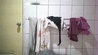 (Hack cam, quay lén) Em gái hàng xóm dáng ngon tắm