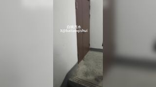 gái xinh gạ chịch người lạ trong thang máy public