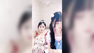 Phòng live của 2 em teen mới lớn cực xinh siêu dâm tập tành livetream show hàng ngon2