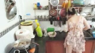 Nhét toy vào lồn trong lúc nấu ăn vú đẹp lồn múp  rung sướng tê lồn 1