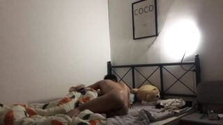 2 anh em họ dâm đãng quấn quýt với nhau trên phòng lúc nữa đêm khi bố mẹ đã ngủ hết