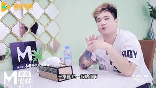 Cô b thân của vợ lén lút bú cặc chồng dưới bàn bị phát hiện và buộc phải làm tình 3P