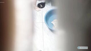 Quay lén phát hiện cách đi tắm đặc biệt của bé em họ