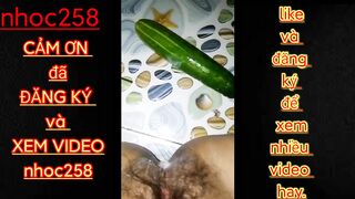 Em gái nứng lồn quá vào nhà tắm vừa thủ dâm với dưa leo vừa nói chuyện với gia đình