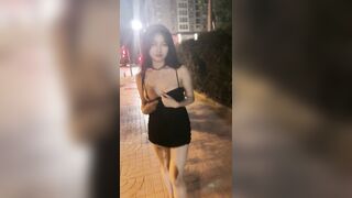 Con bạn thân dâm dục ngoan ngoãn phô dâm ngoài đường