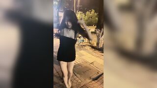 Con bạn thân dâm dục ngoan ngoãn phô dâm ngoài đường