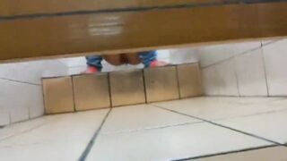 (Hack cam, quay lén) Rình wc nữ đái nhưng bị phát hiện