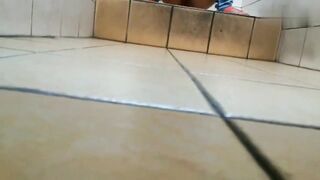 (Hack cam, quay lén) Rình wc nữ đái nhưng bị phát hiện