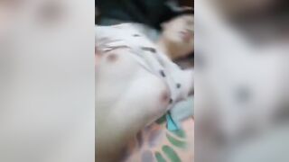 Vợ ngủ chồng tranh thủ địt xong đi lam vú to lồn múp