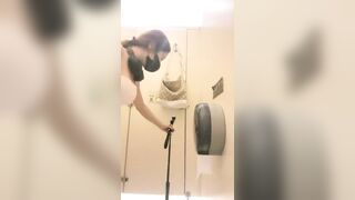 em gái dáng nuột thích khoe hàng trong phòng gym public #1