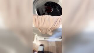 Lụm quần lót chị dâu mới mặc để ngữi phần 22