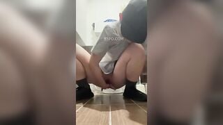 TOMBOY TRỐN LÀM, VÀO WC MÓC LỒN